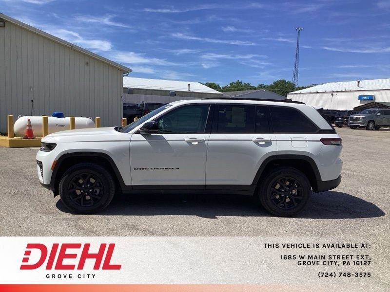 Used 2026 White/off-white Jeep Laredo Altitude image 4