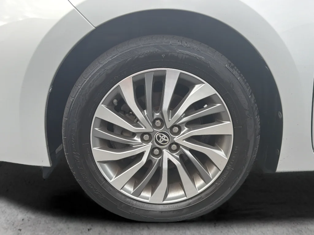 Used 2017 Silver Toyota XLE image 10