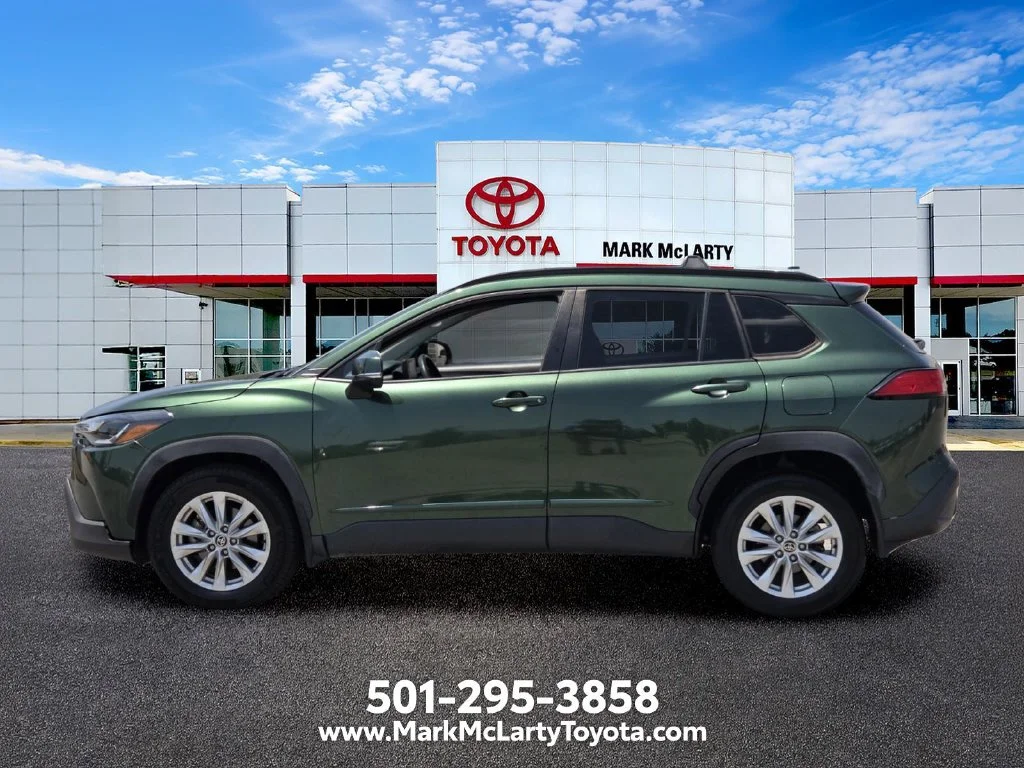 Used 2022  Toyota LE image 2