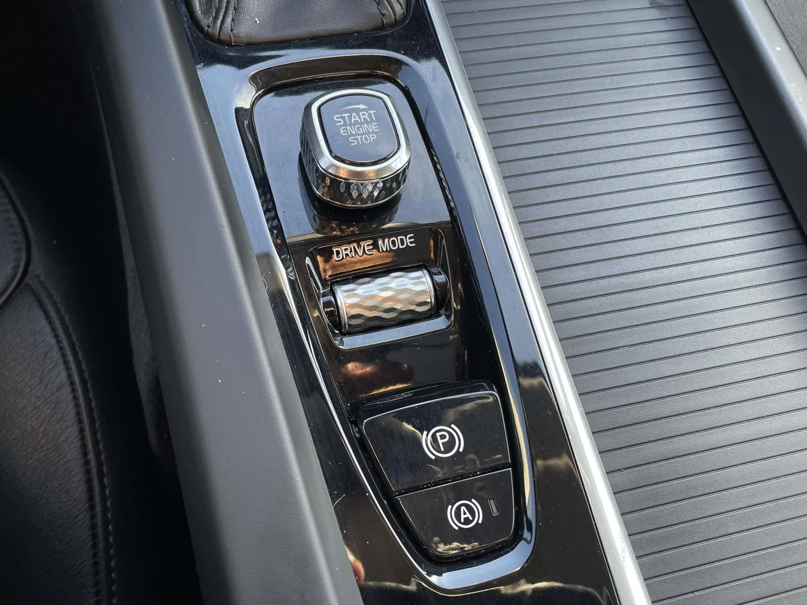 Used 2020 Black Stone Volvo Momentum image 20