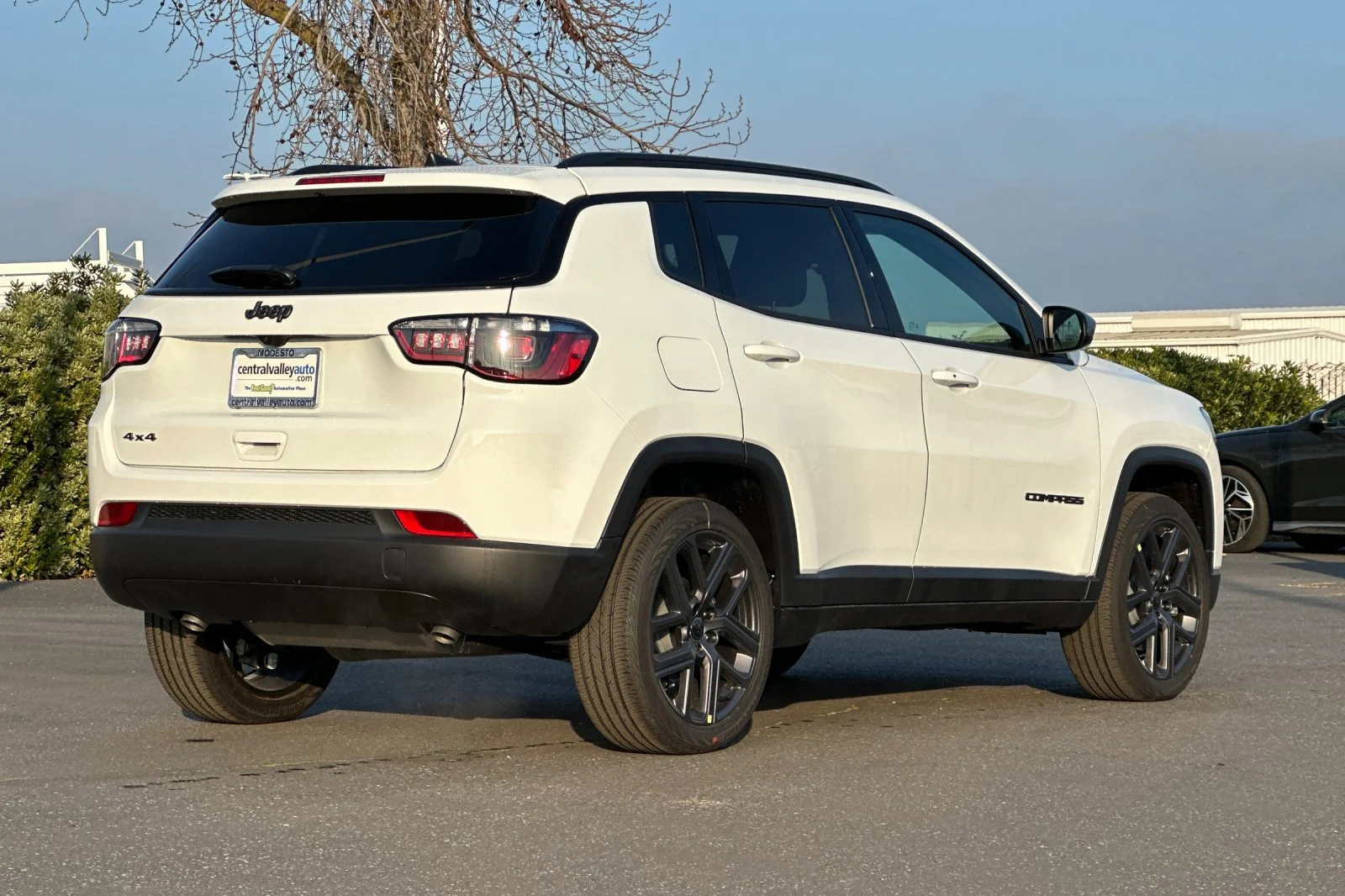 New 2026 Bright White Clear-Coat Exterior Paint Jeep Latitude Altitude image 4