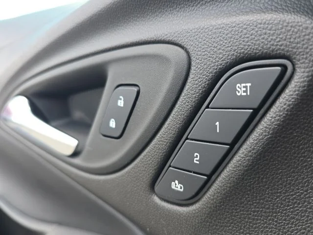 Used 2023 Black Buick Essence image 22
