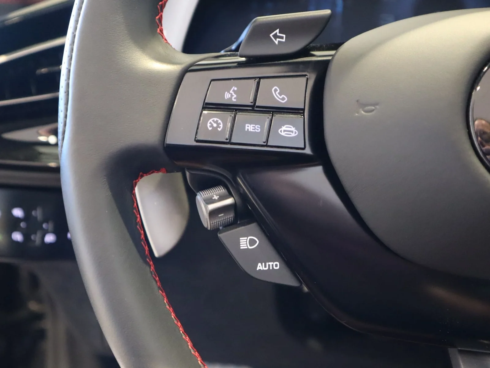 Used 2026 Grigio Silverstone Ferrari Spider image 33