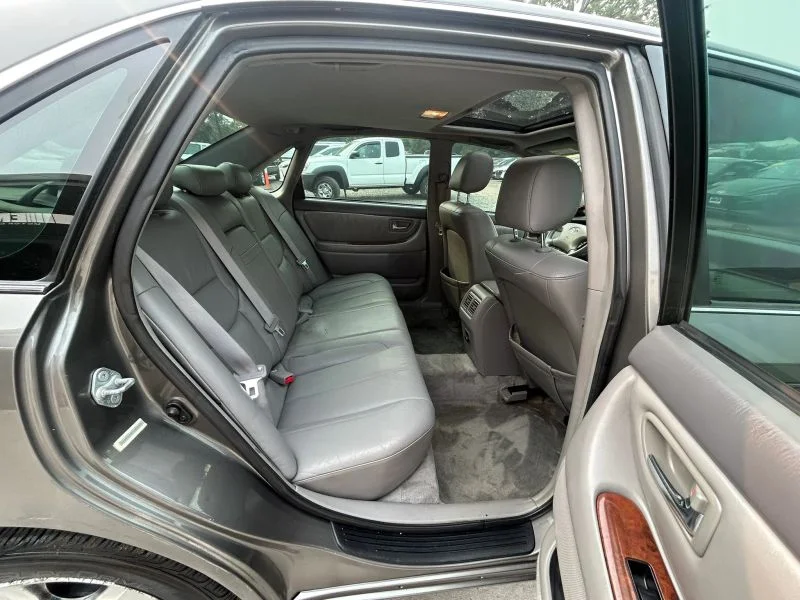Used 2004 Gray Toyota XLS Sedan 4D image 27