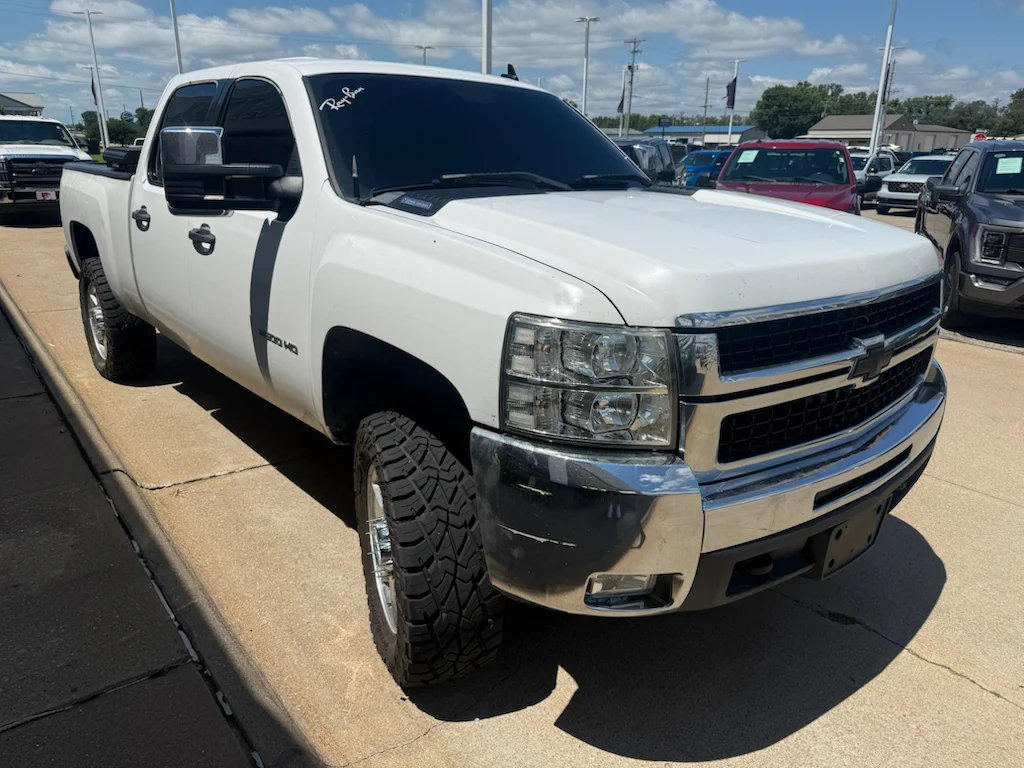 Used 2007 White Chevrolet  image 11