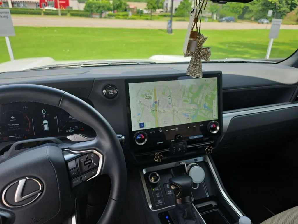 Used 2025 White Pearl Lexus 550 Overtrail image 3