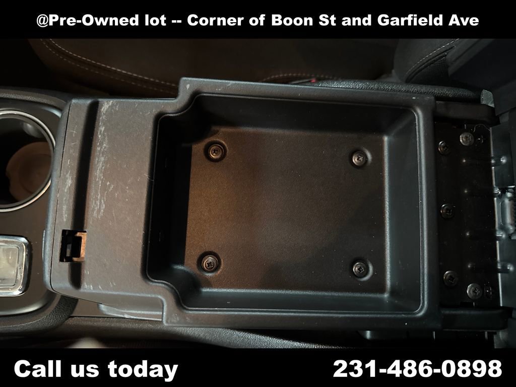Used 2015 IRIDIUM METALLIC GMC SLE image 26