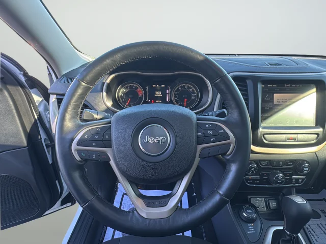 Used 2017 White Jeep Latitude image 30