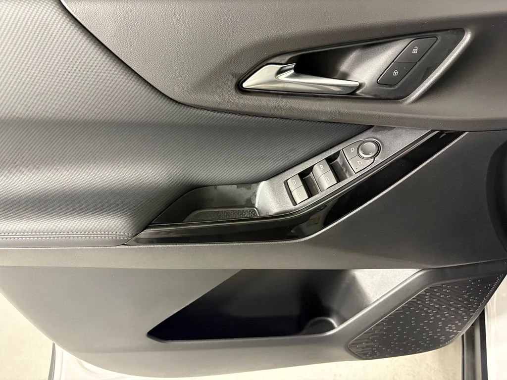 New 2027 Summit White Chevrolet LT image 22