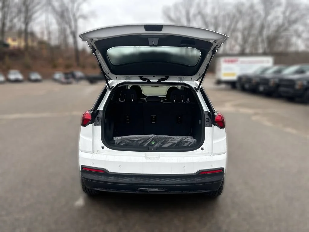 New 2027 Summit White Chevrolet LT image 38