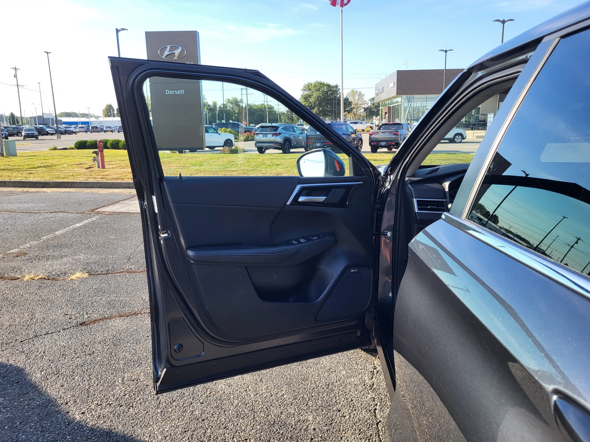 Used 2025 Cosmic Blue Metallic Mitsubishi SE image 18