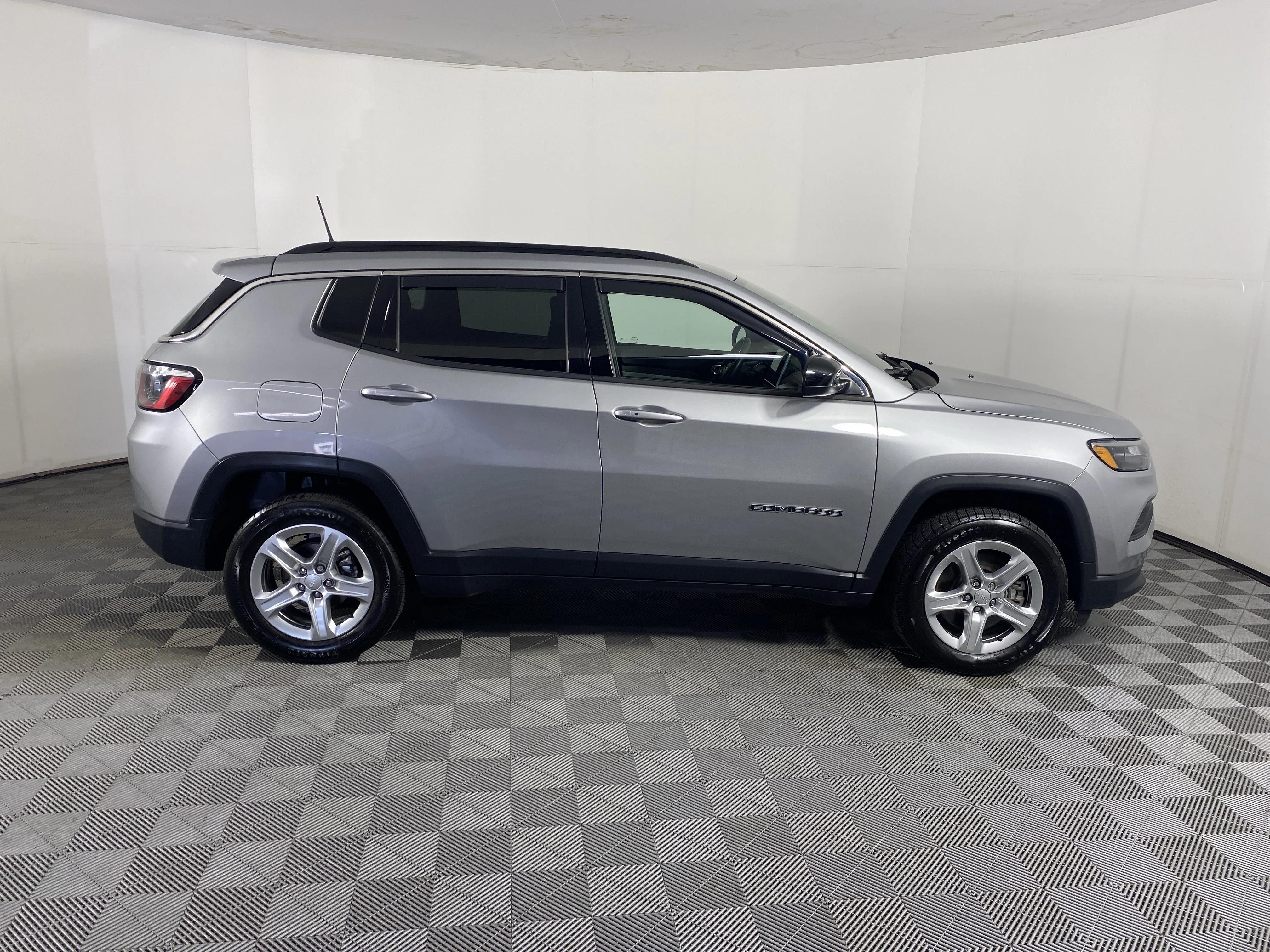 Used 2023 Billet Silver Metallic Clearcoat Jeep Latitude image 6