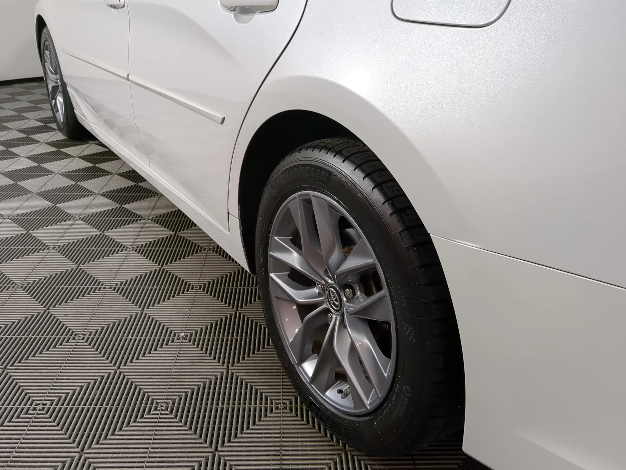 Used 2019 Wind Chill Pearl Toyota XLE image 6