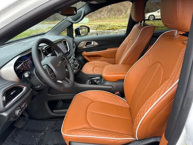 New 2026 Bright White Clear-Coat Exterior Paint Chrysler Pinnacle image 14