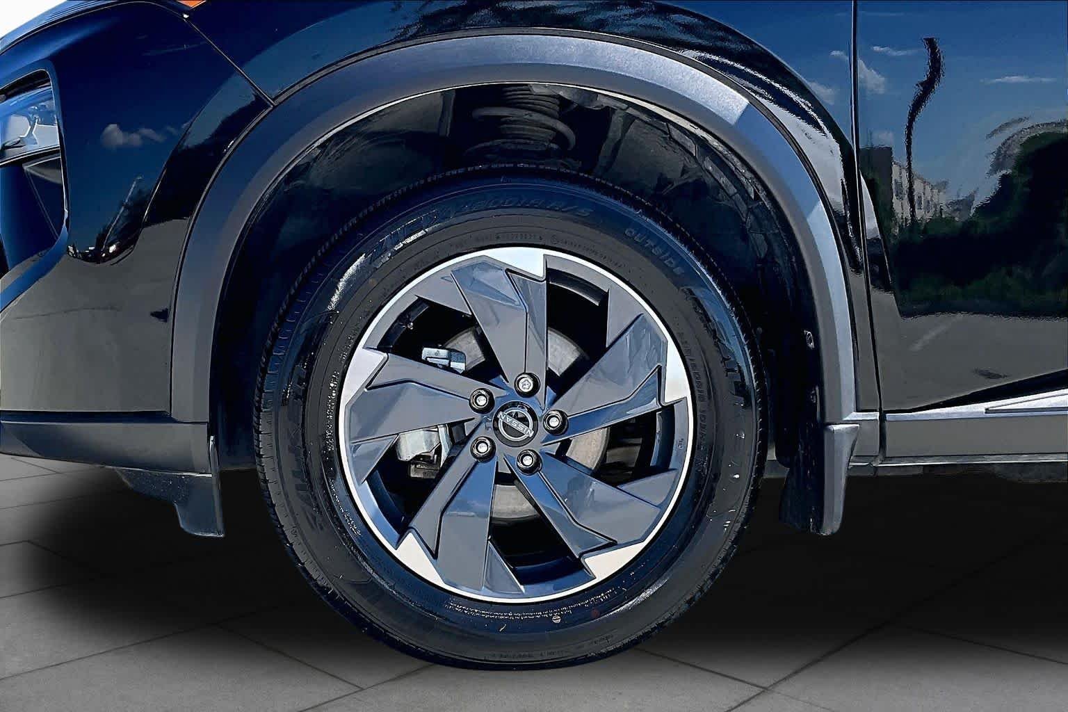 Used 2025 Super Black Nissan SV image 11