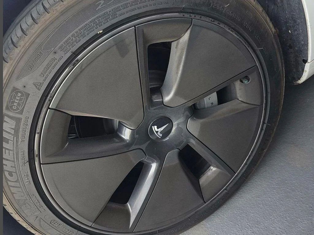 Used 2022 White Tesla Base image 9