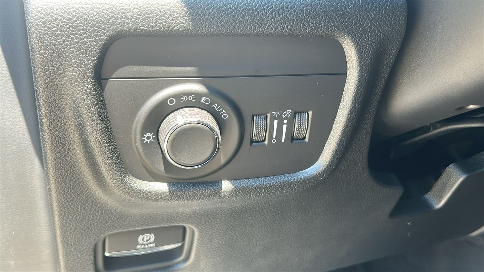 New 2026 Silver Zynith Exterior Paint Jeep Altitude image 22