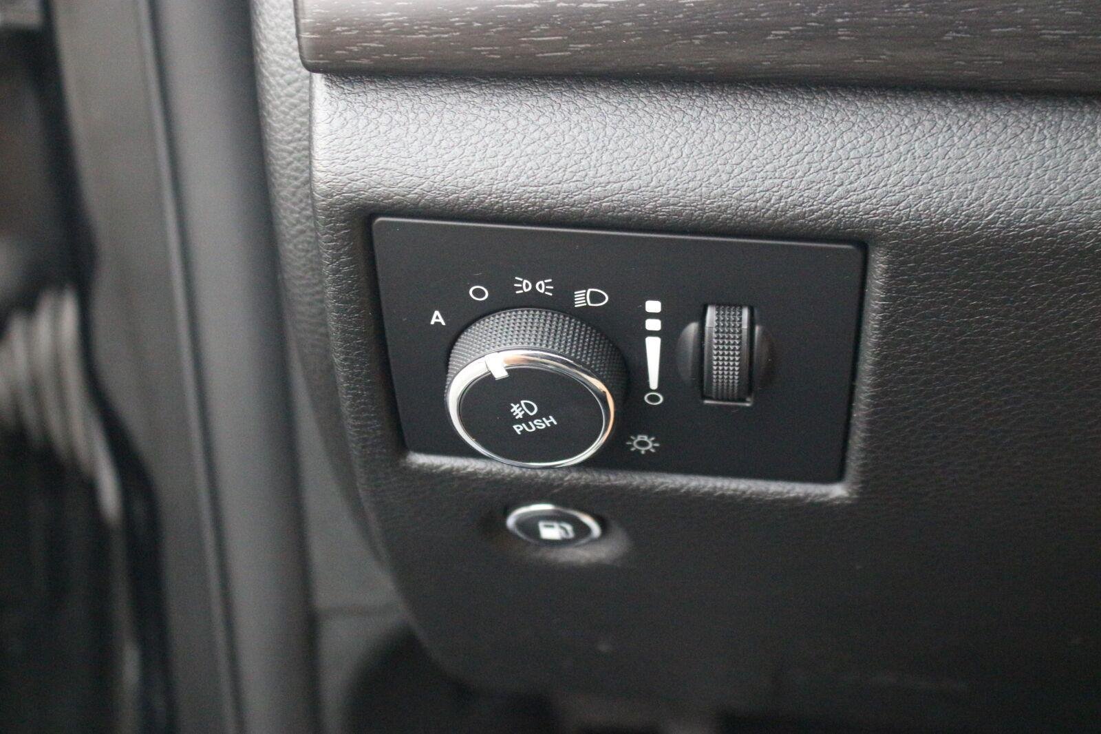 Used 2018  Jeep Laredo E image 24