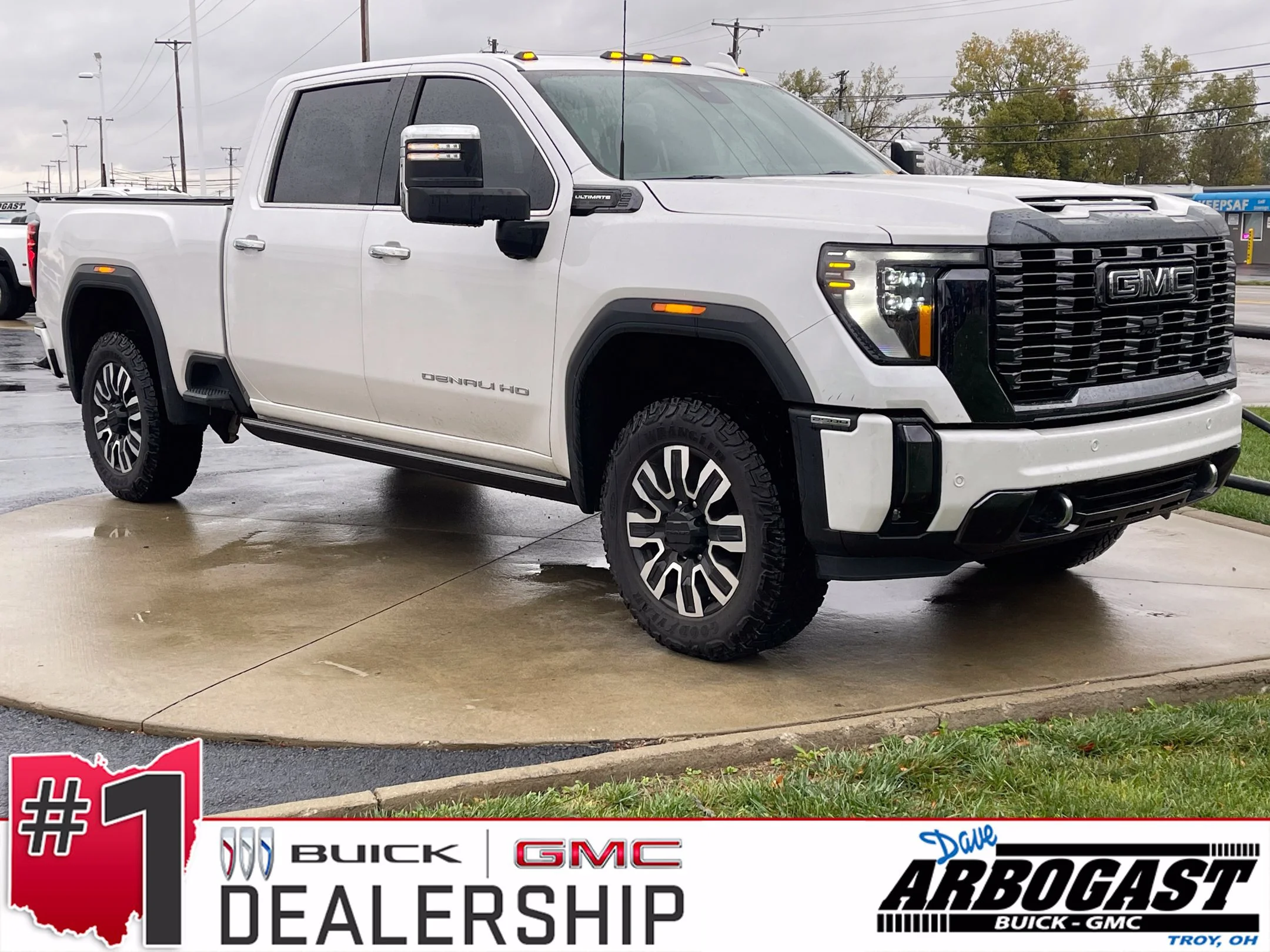 Used 2024 White Frost Tricoat GMC Denali Ultimate image 1