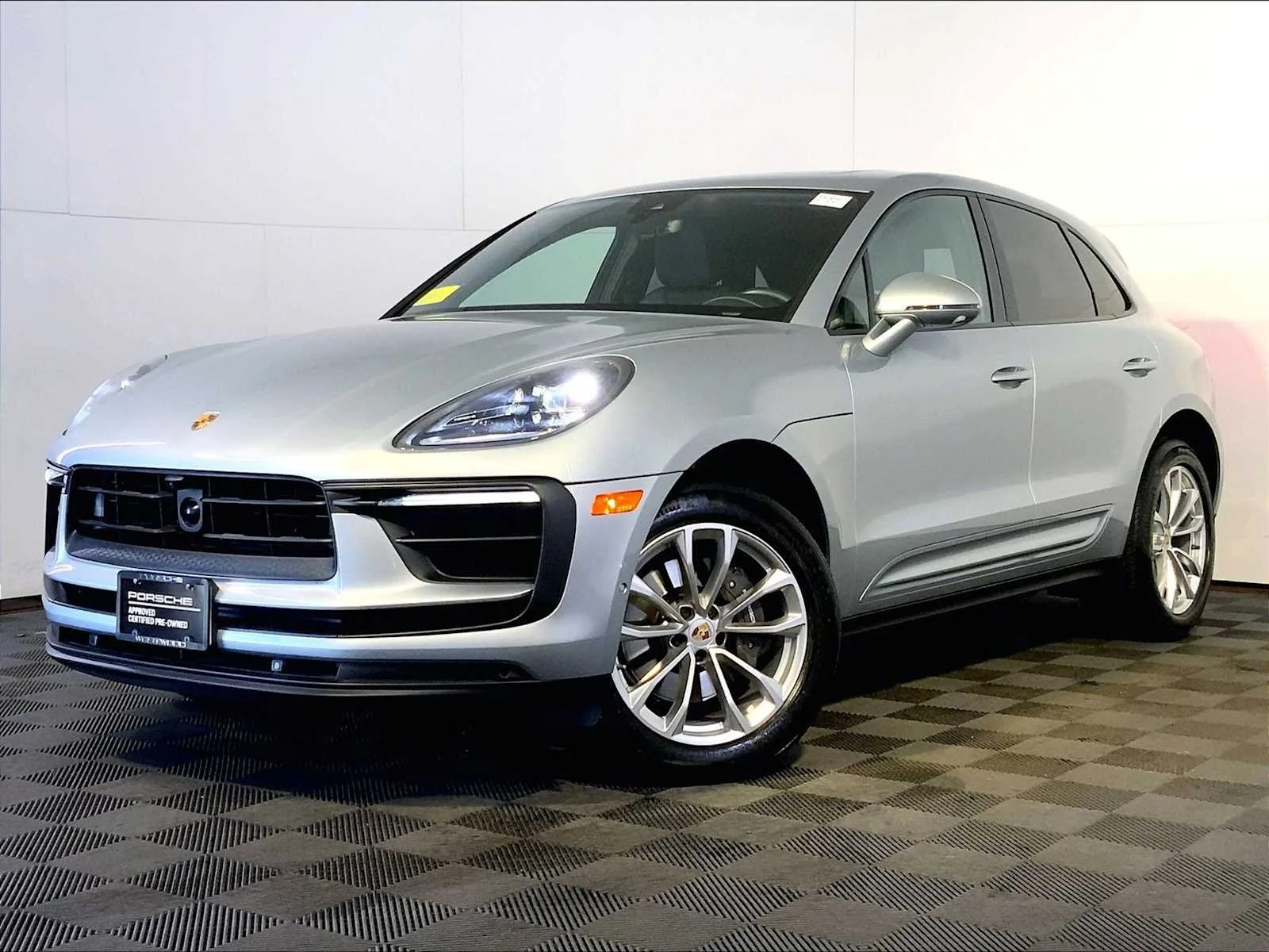 2023 Porsche Macan T's photo