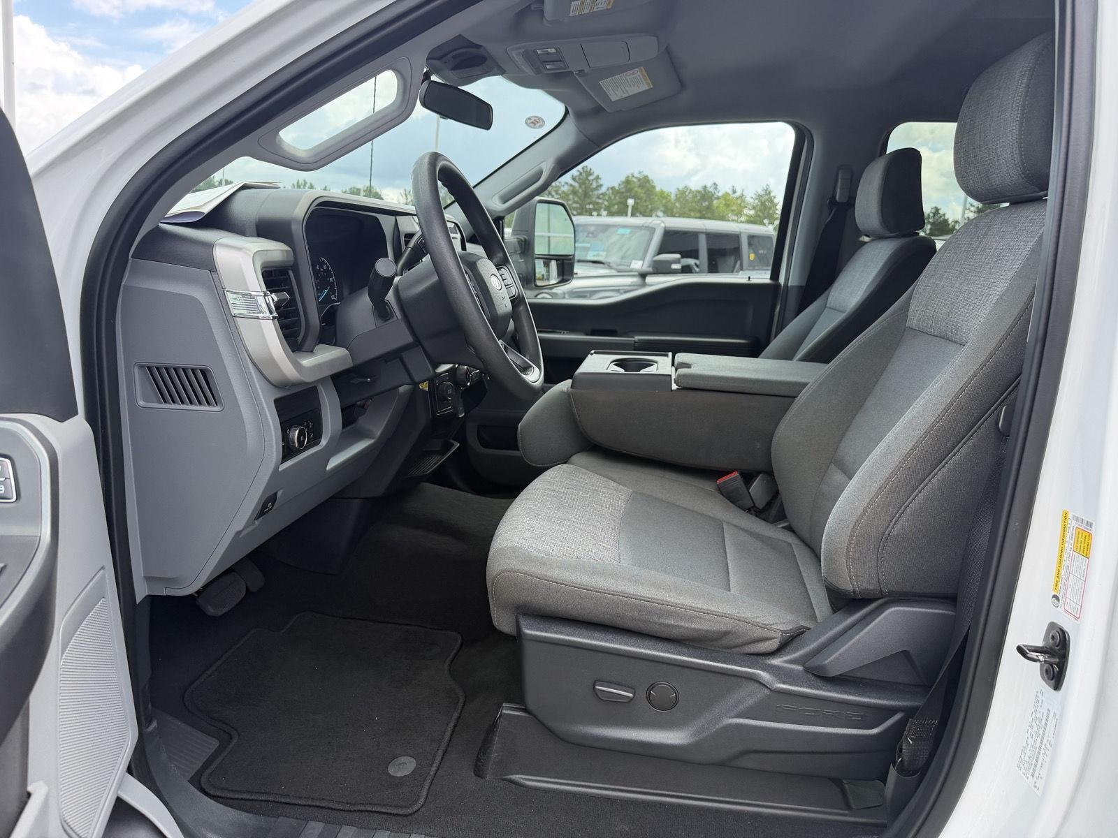 Used 2025 Oxford White Ford XLT image 10