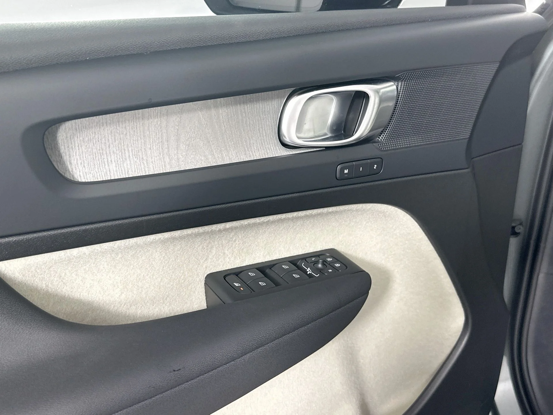 2026 Volvo XC40 Plus - Photo 17
