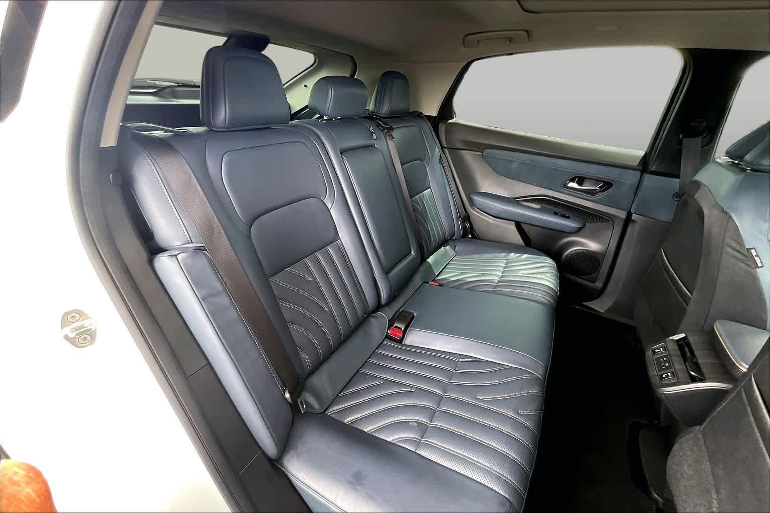 Used 2023 Everest White Pearl Tricoat/Black Diamond Pearl Nissan PLATINUM+ image 20