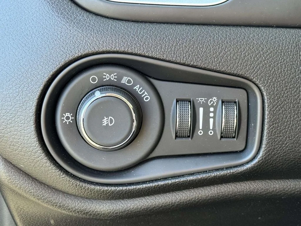 Used 2019 Blue Jeep Latitude image 28