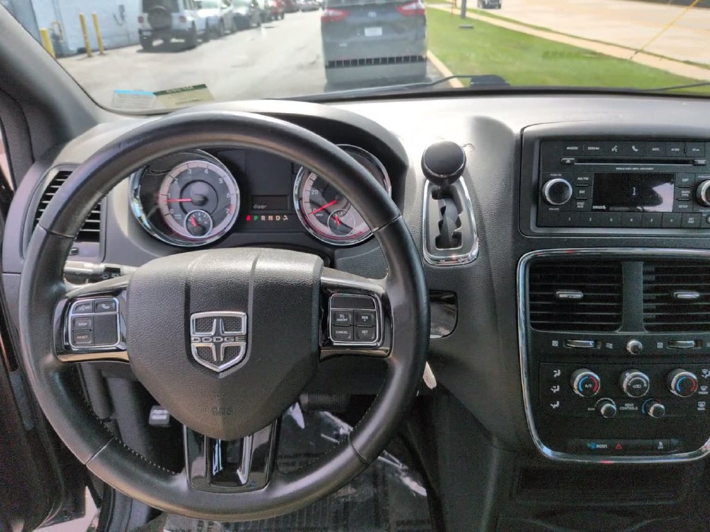 Used 2015 Black Dodge SXT image 25