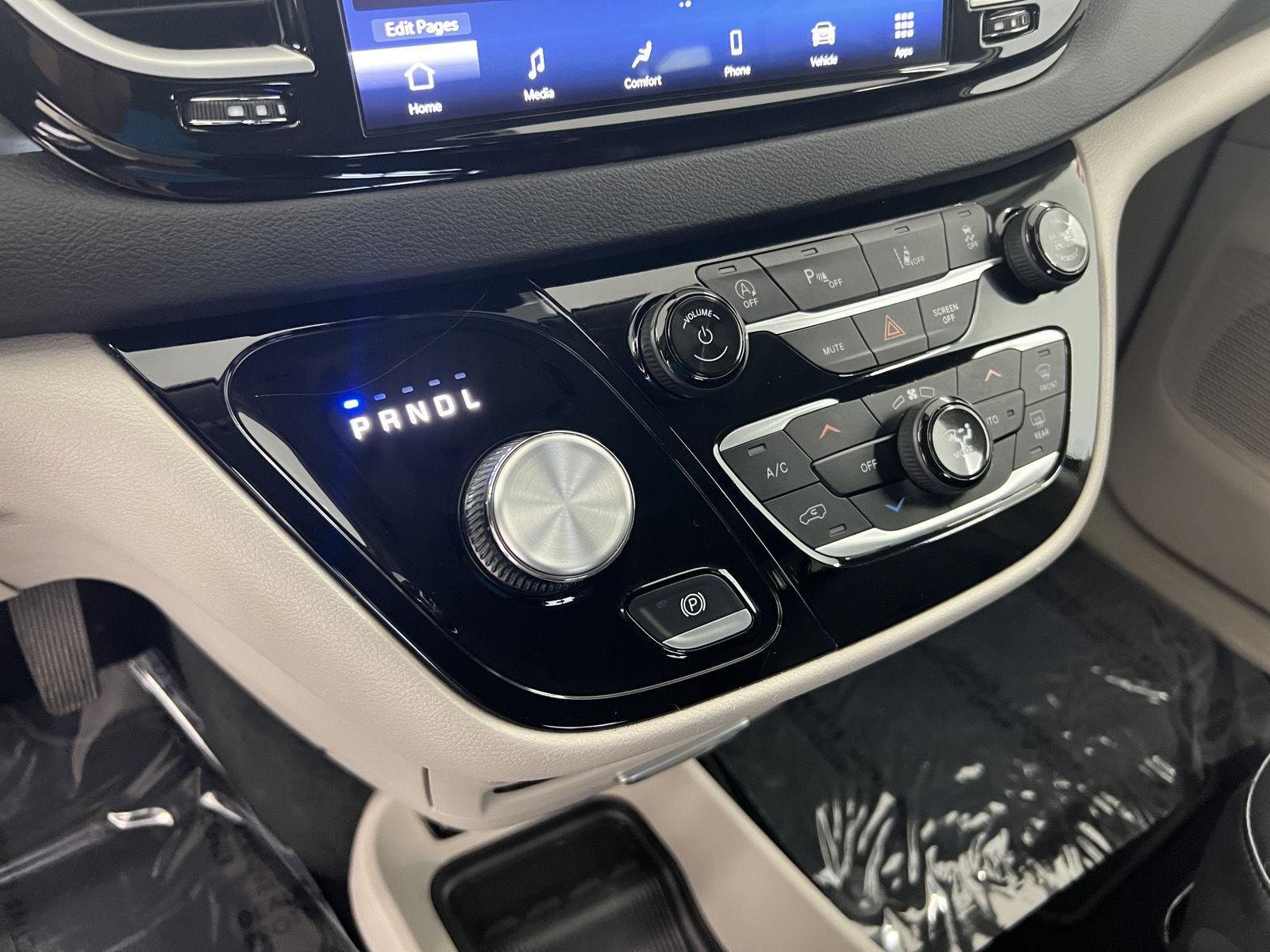 2024 Chrysler Pacifica Touring L - Photo 17