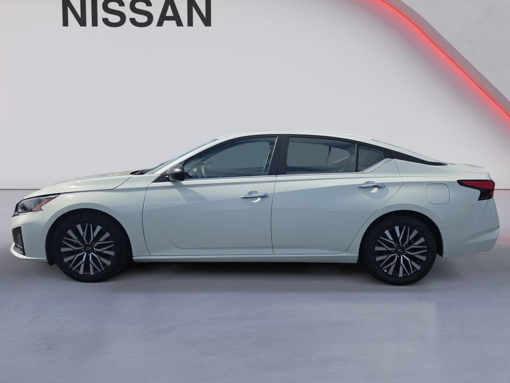 Used 2025 White Nissan 2.5 SV image 3