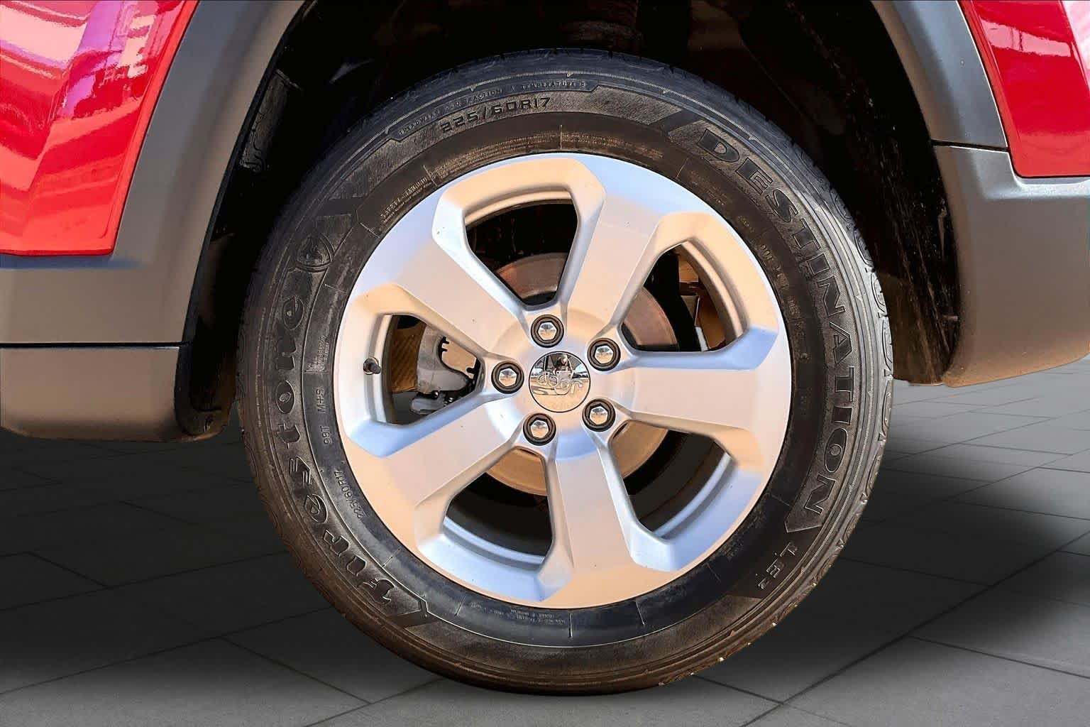 Used 2018 Redline Pearlcoat Jeep Latitude image 11
