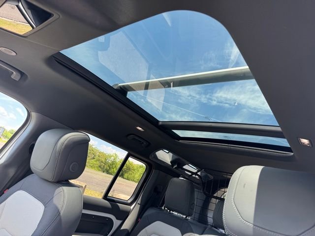 Used 2023 White Land Rover X-Dynamic SE image 15