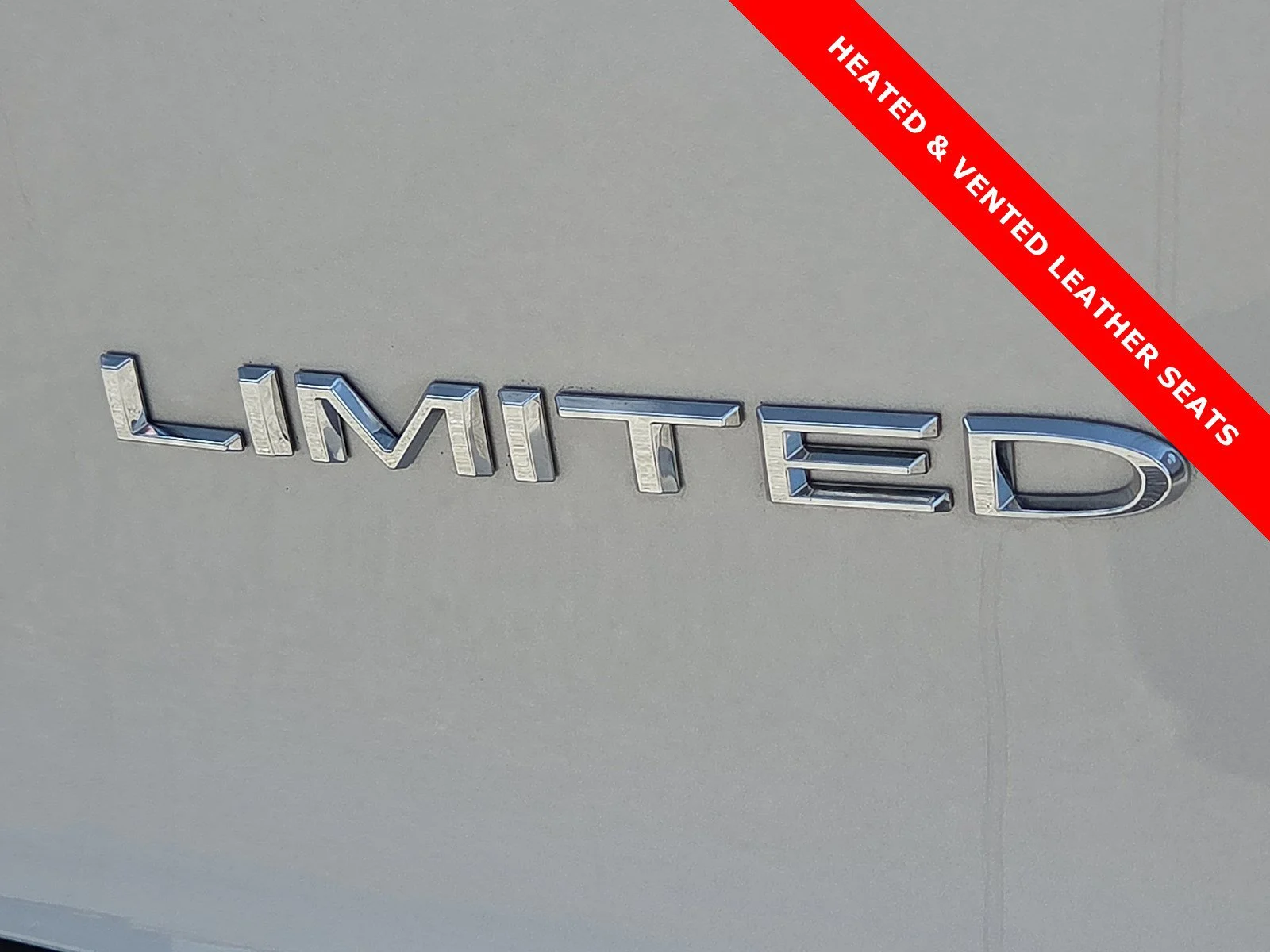 Used 2026 Silver Mist Clearcoat Chrysler Limited image 8