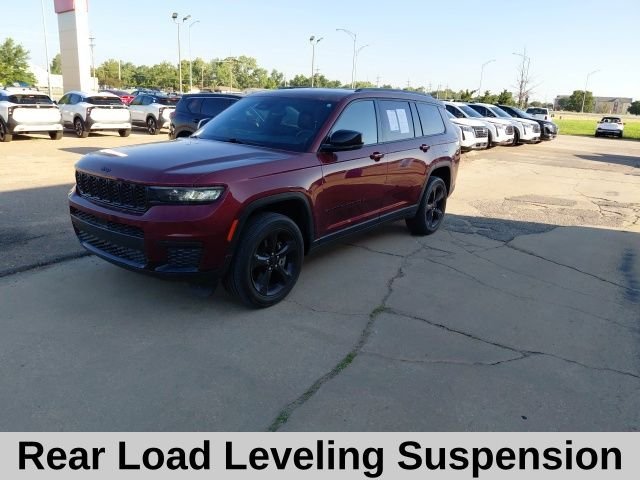 Used 2023 Red Jeep Altitude image 9