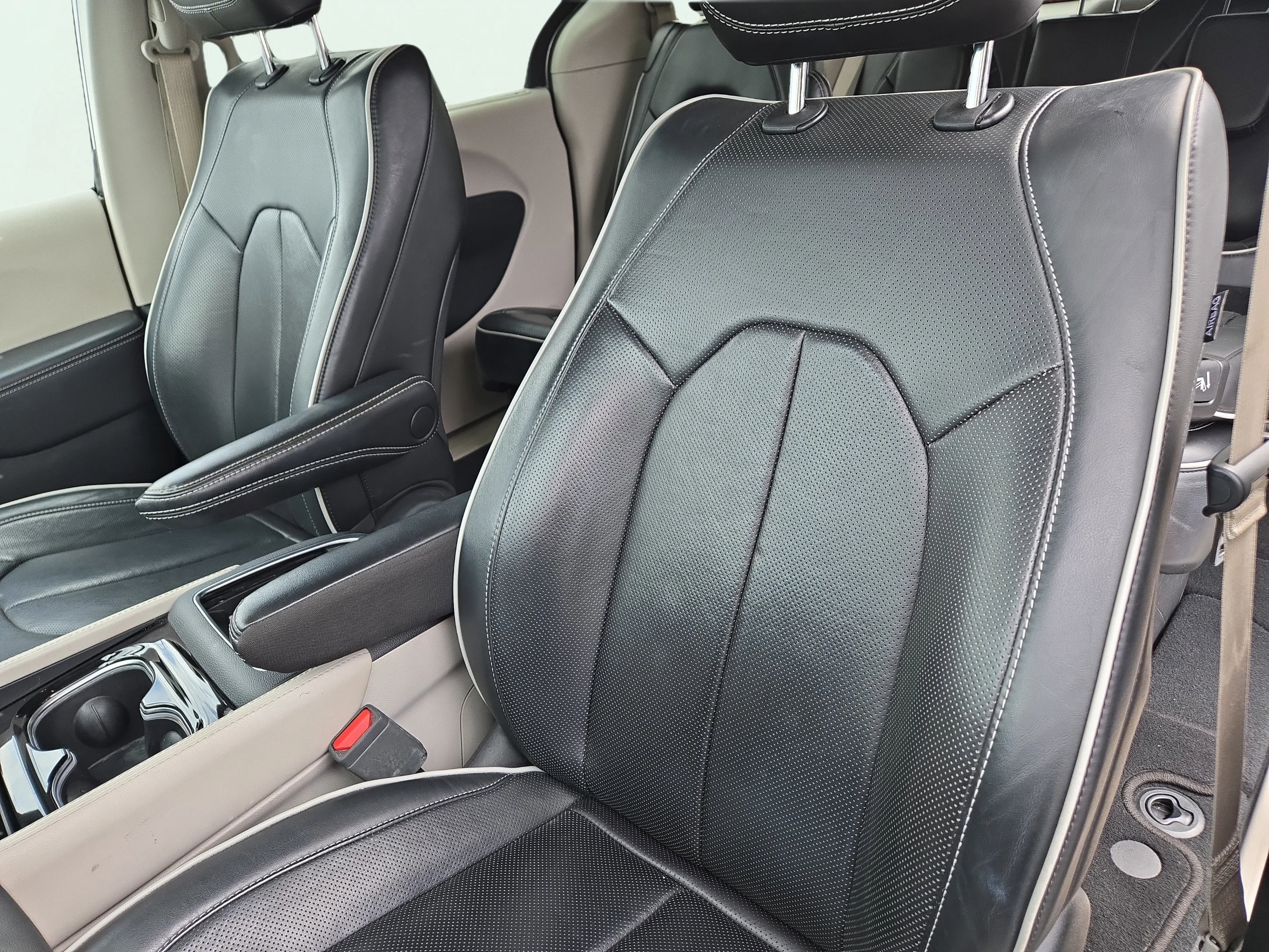 Used 2024 Silver Mist Clearcoat Chrysler Limited image 17
