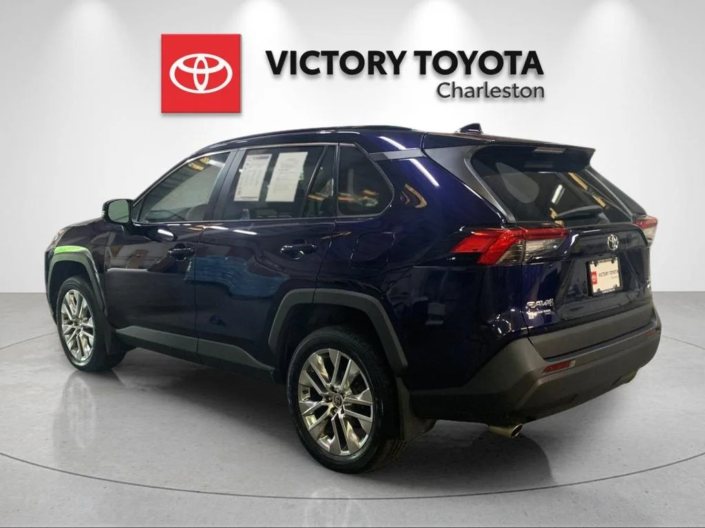 Used 2021  Toyota XLE Premium image 3