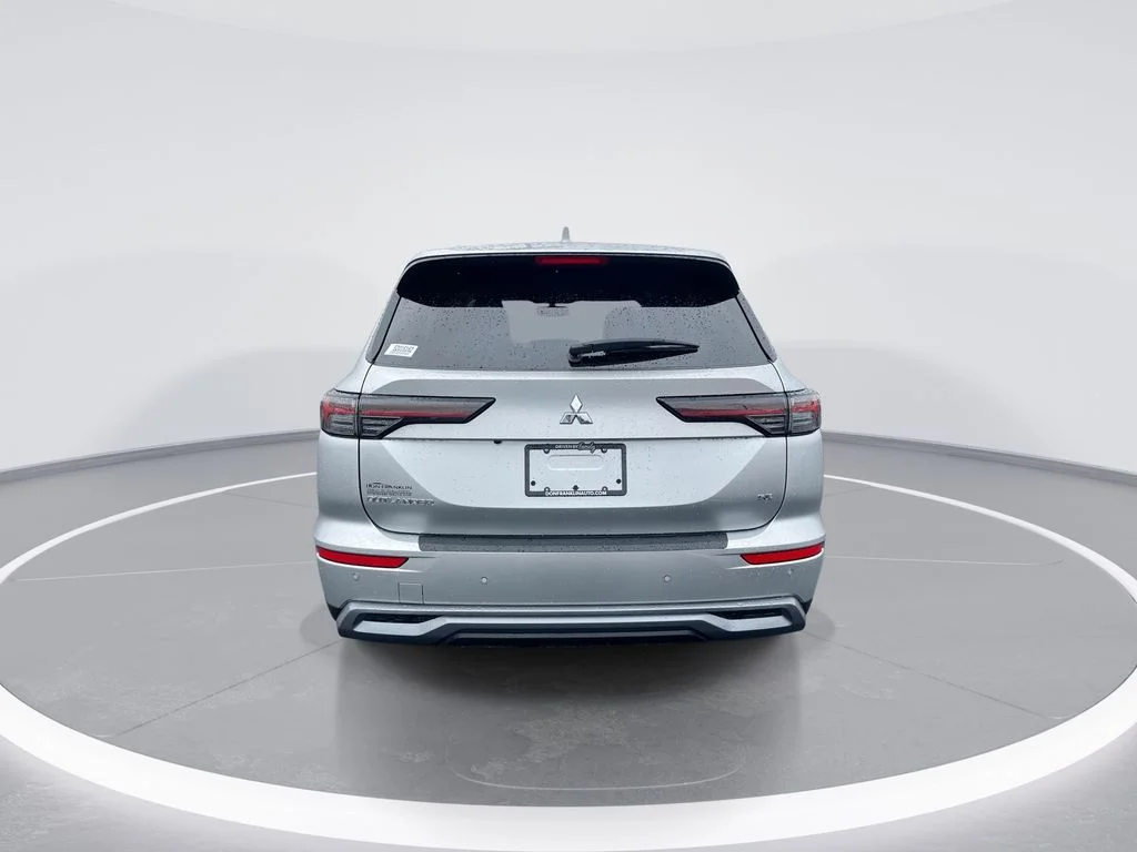 Used 2025 Silver Mitsubishi SE image 7