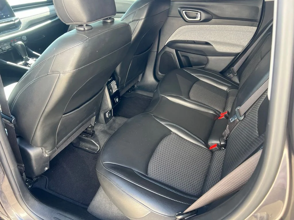 Used 2022 Granite Crystal Clearcoat Metallic Jeep Latitude image 23