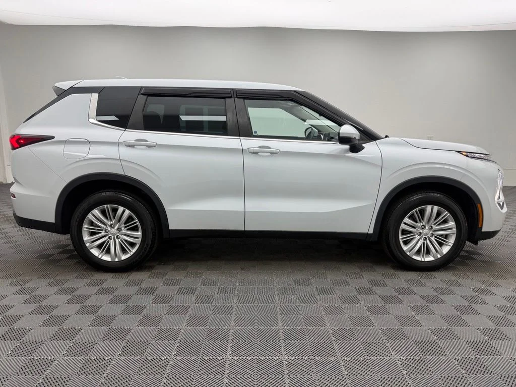 Used 2023  Mitsubishi ES image 7