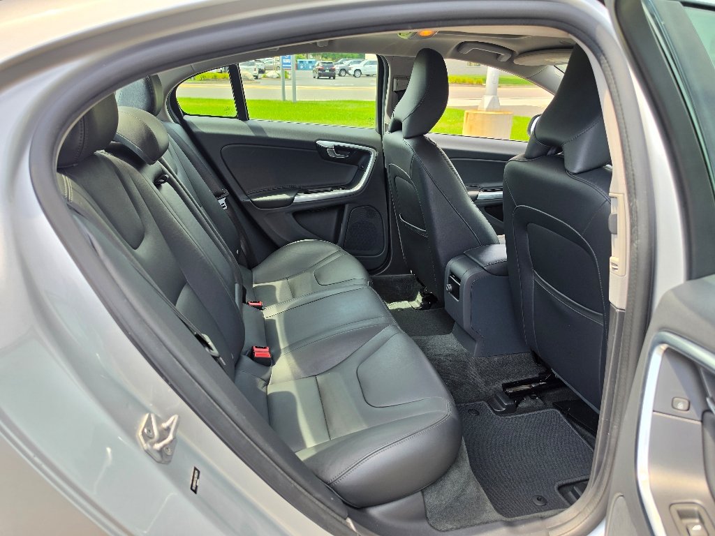 Used 2016 Silver Volvo T5 Drive-E Premier image 27