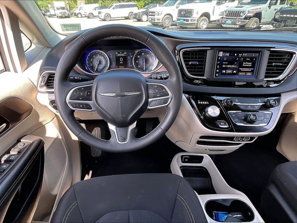Used 2023 Silver Mist Clearcoat Chrysler LX image 17