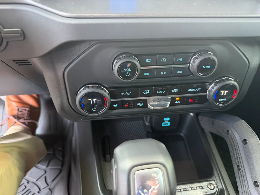 Used 2025 Gray Ford Badlands image 4