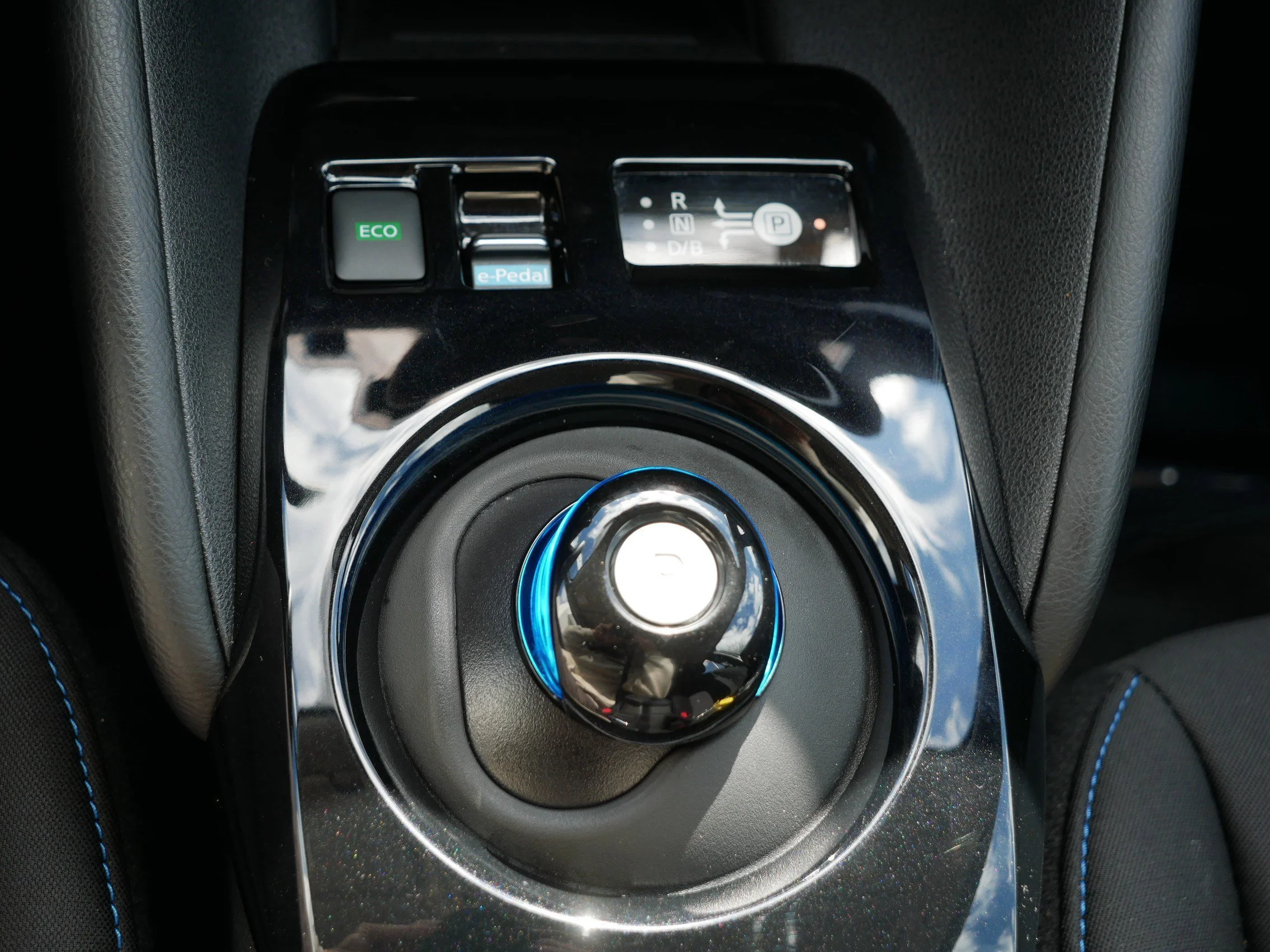 Used 2025 Brilliant Silver Metallic Nissan SV PLUS image 24