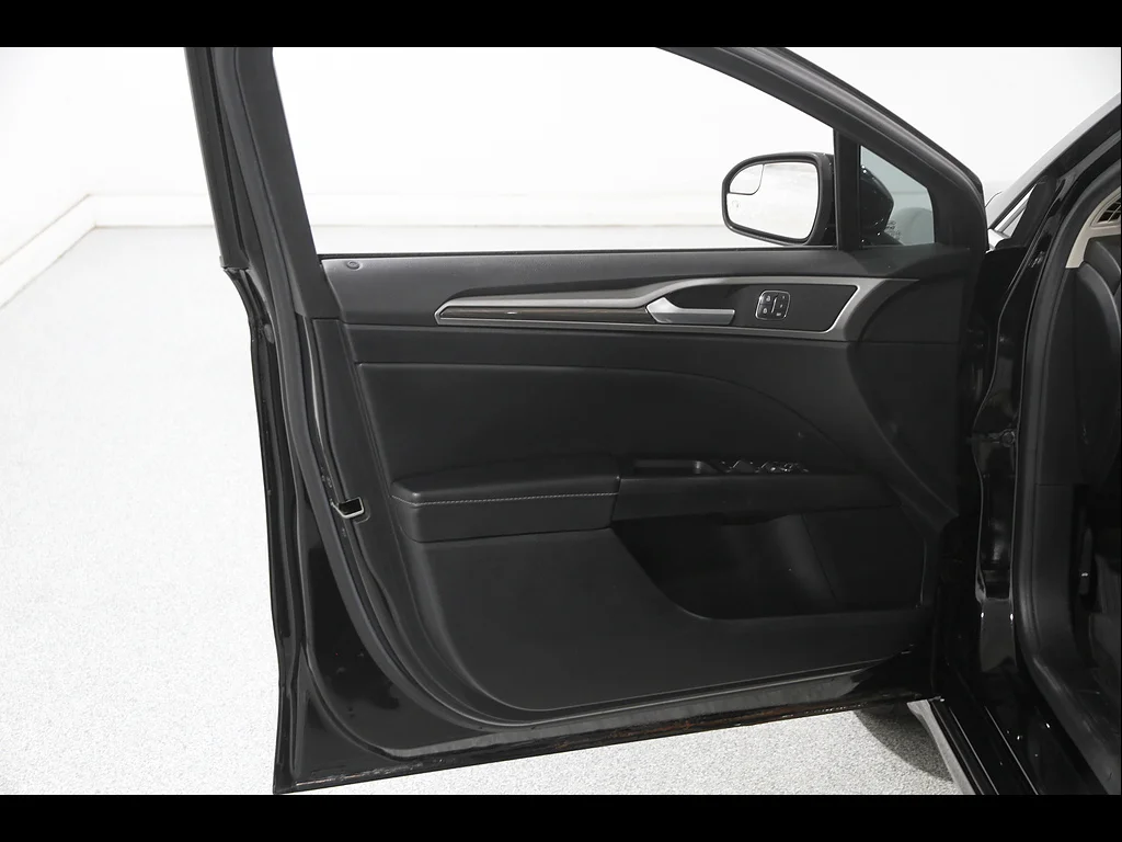 Used 2018 Shadow Black Ford SE image 5