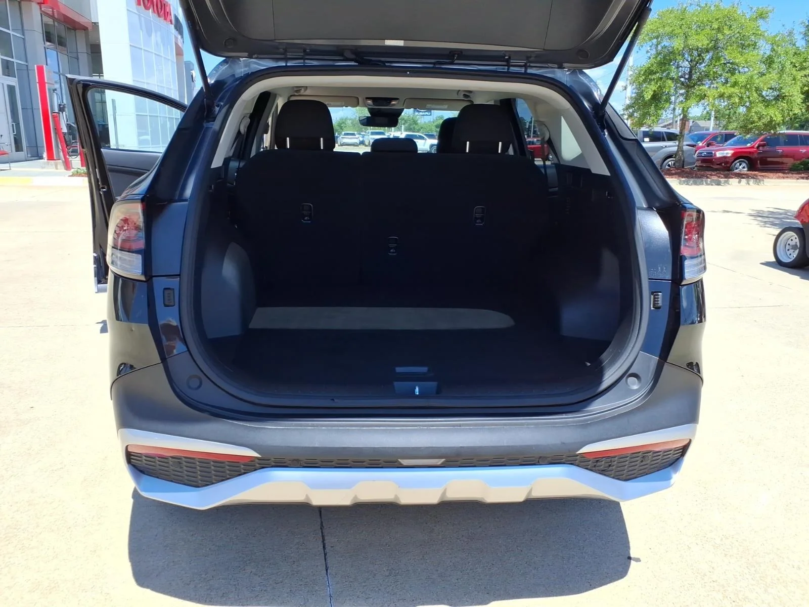 Used 2024 Fusion Black Kia LX image 18