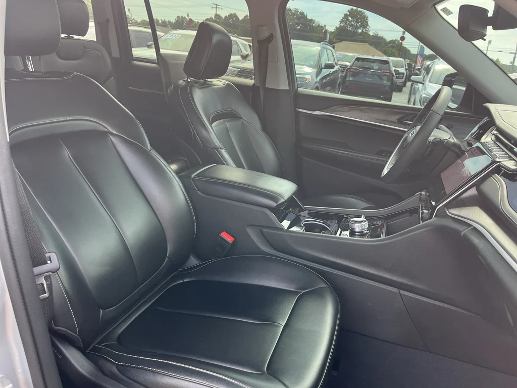 Used 2023 Silver Zynith Jeep 4xe image 21