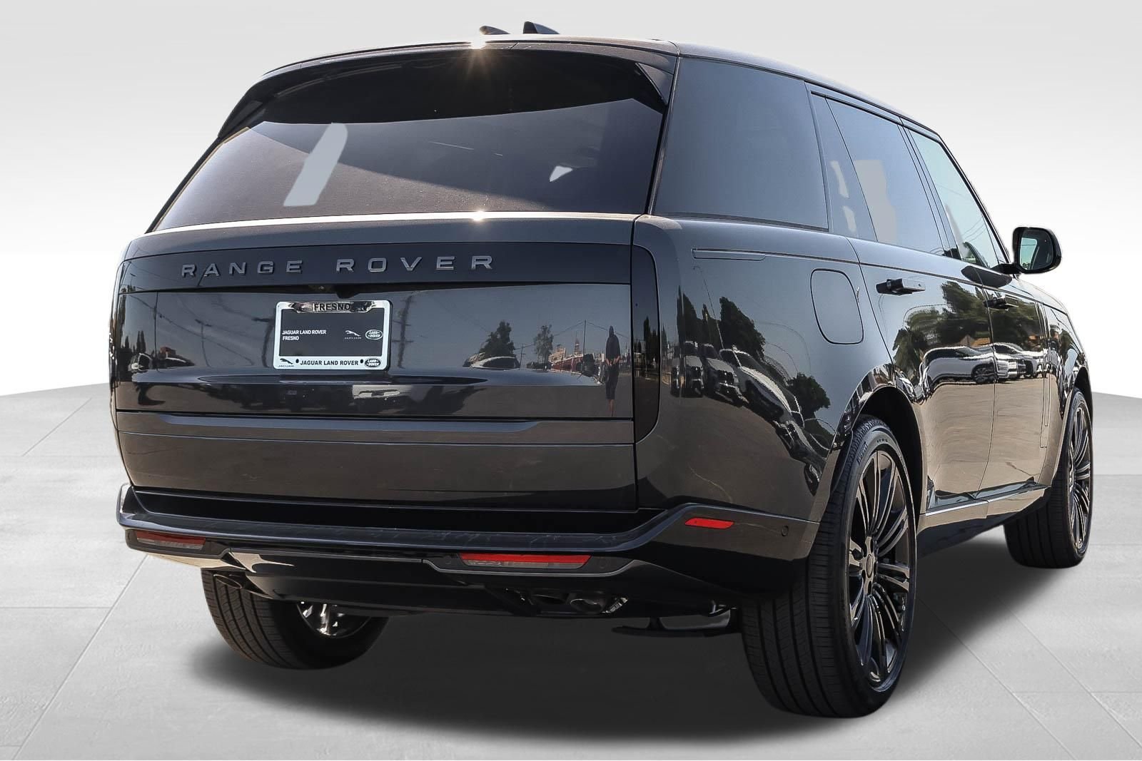 New 2026 Carpathian Grey Land Rover SE image 4