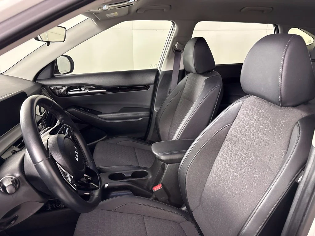 Used 2025 White Kia S image 29