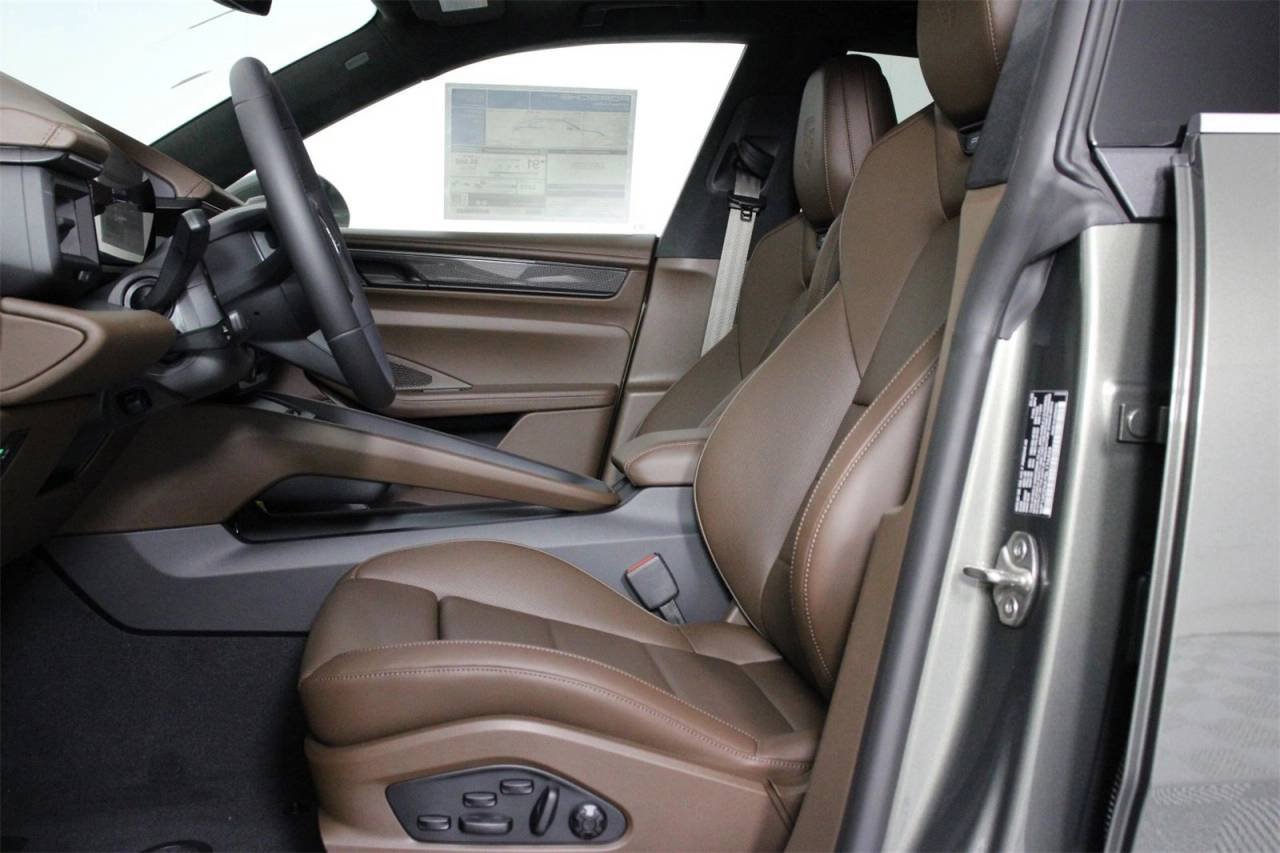 Certified Used 2025 Aventurine Green Metallic Porsche Turbo image 5